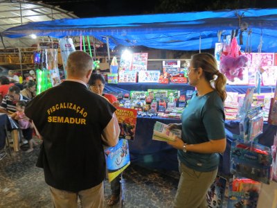 Ação educativa orienta feirantes sobre a limpeza e recolhimento de resÃduos