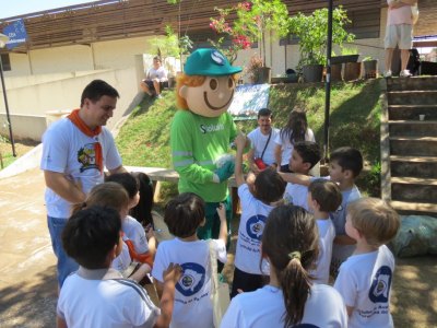 CrianÃ§as aprendem na prÃ¡tica importÃ¢ncia da reciclagem e preservaÃ§Ã£o ambiental