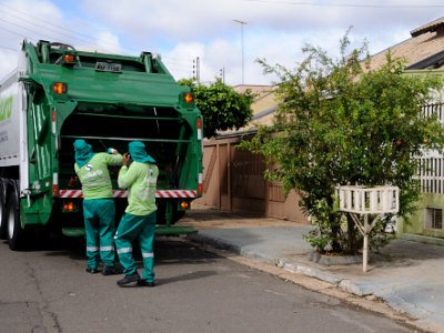 Caco de vidro é vilão para coletores do lixo doméstico