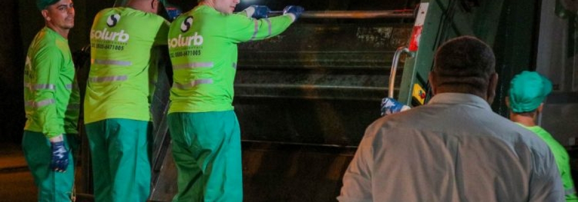 Em homenagem, deputado se veste de gari e ajuda na coleta de lixo em Campo Grande