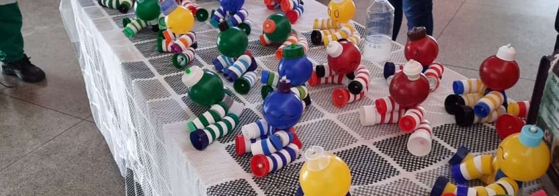 Tampinhas de garrafas pet sÃ£o utilizadas na confecÃ§Ã£o de bonecos